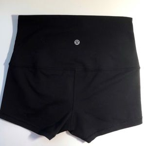 LULULEMON “In Movement” 2.5” Booty Shorts